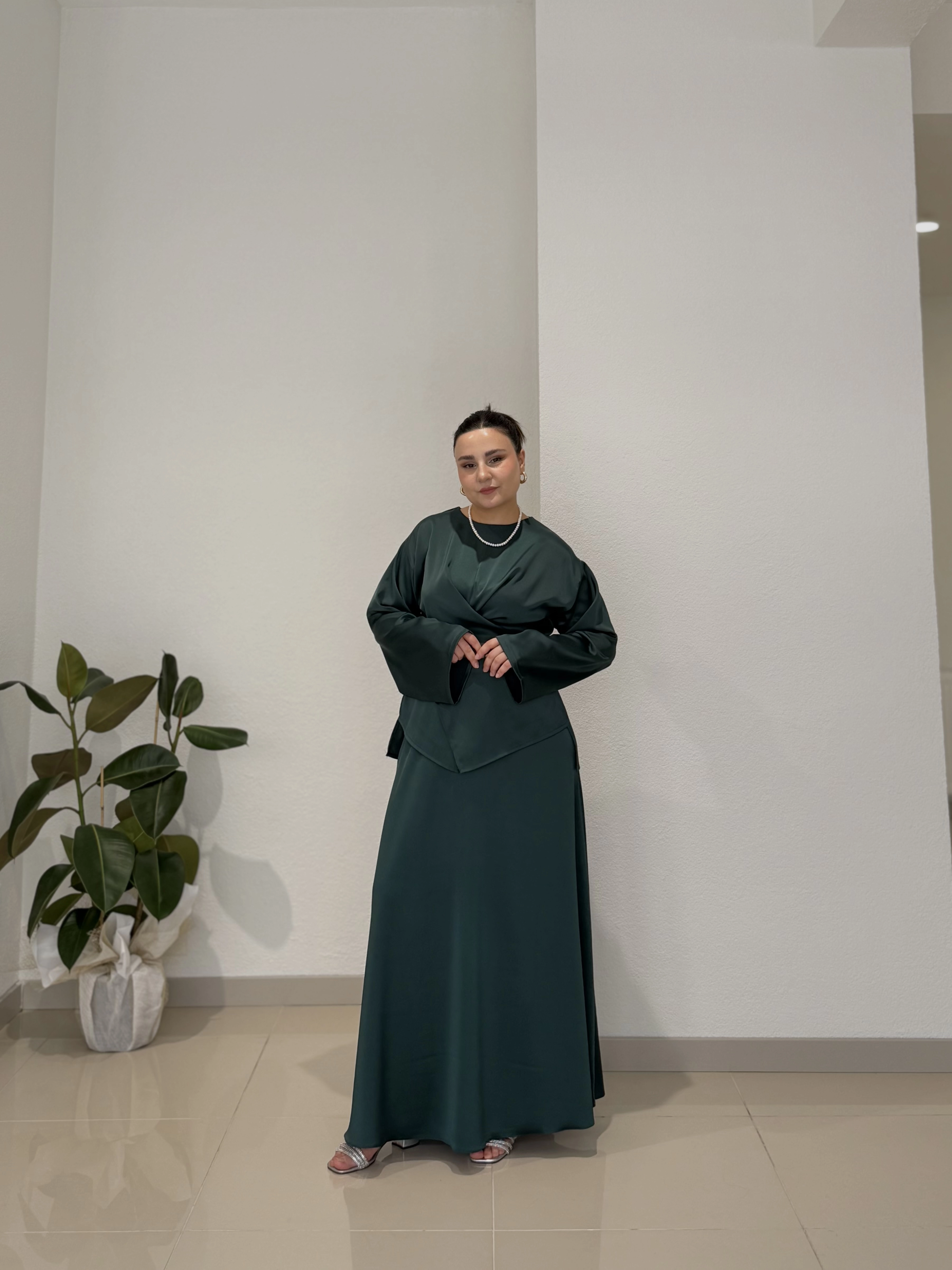 2’Lİ ZARA SATEN ÇAPRAZ BAĞLAMALI ETEKLİ ABİYE TAKIM - ZÜMRÜT