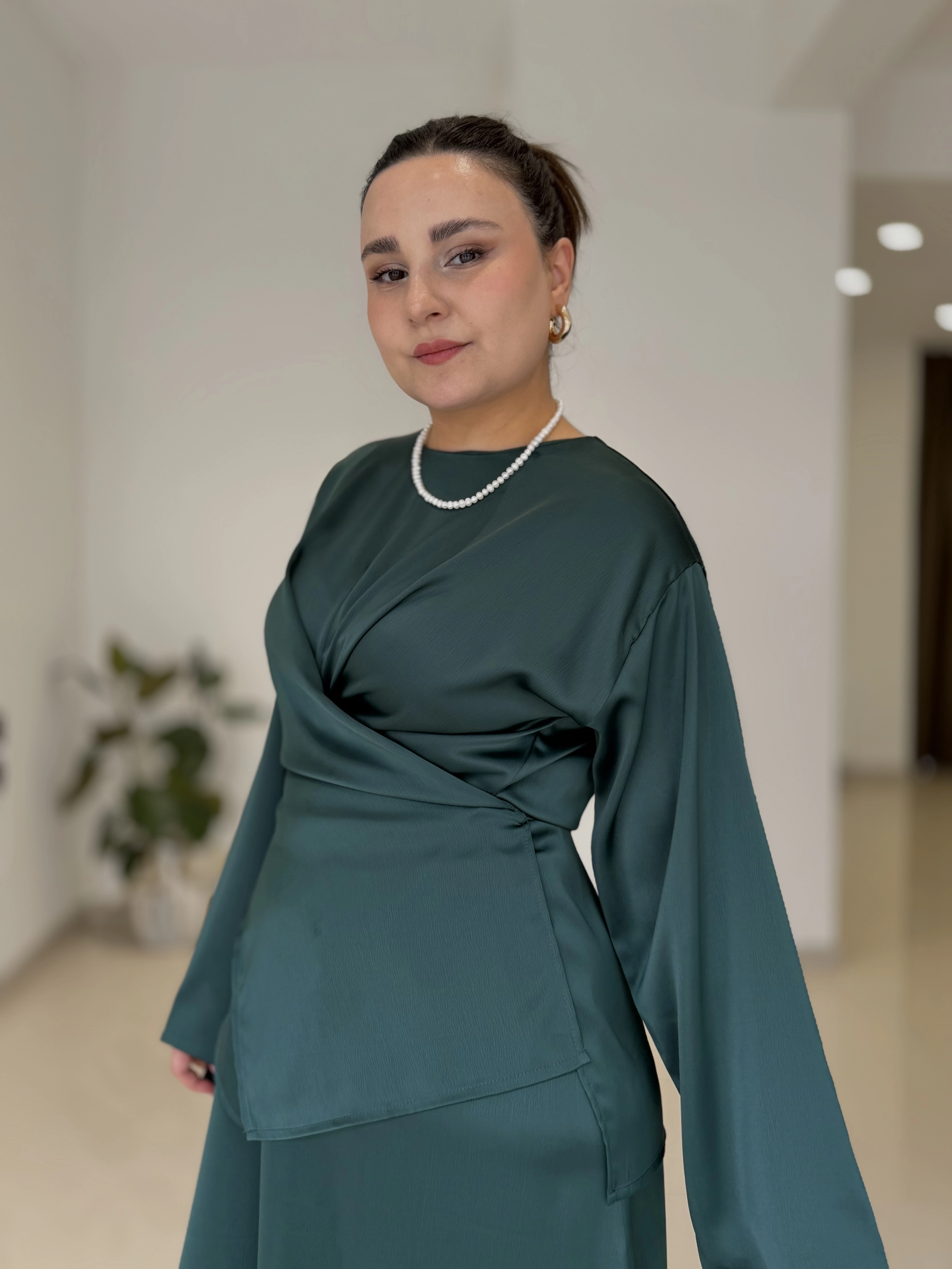 2’Lİ ZARA SATEN ÇAPRAZ BAĞLAMALI ETEKLİ ABİYE TAKIM - ZÜMRÜT