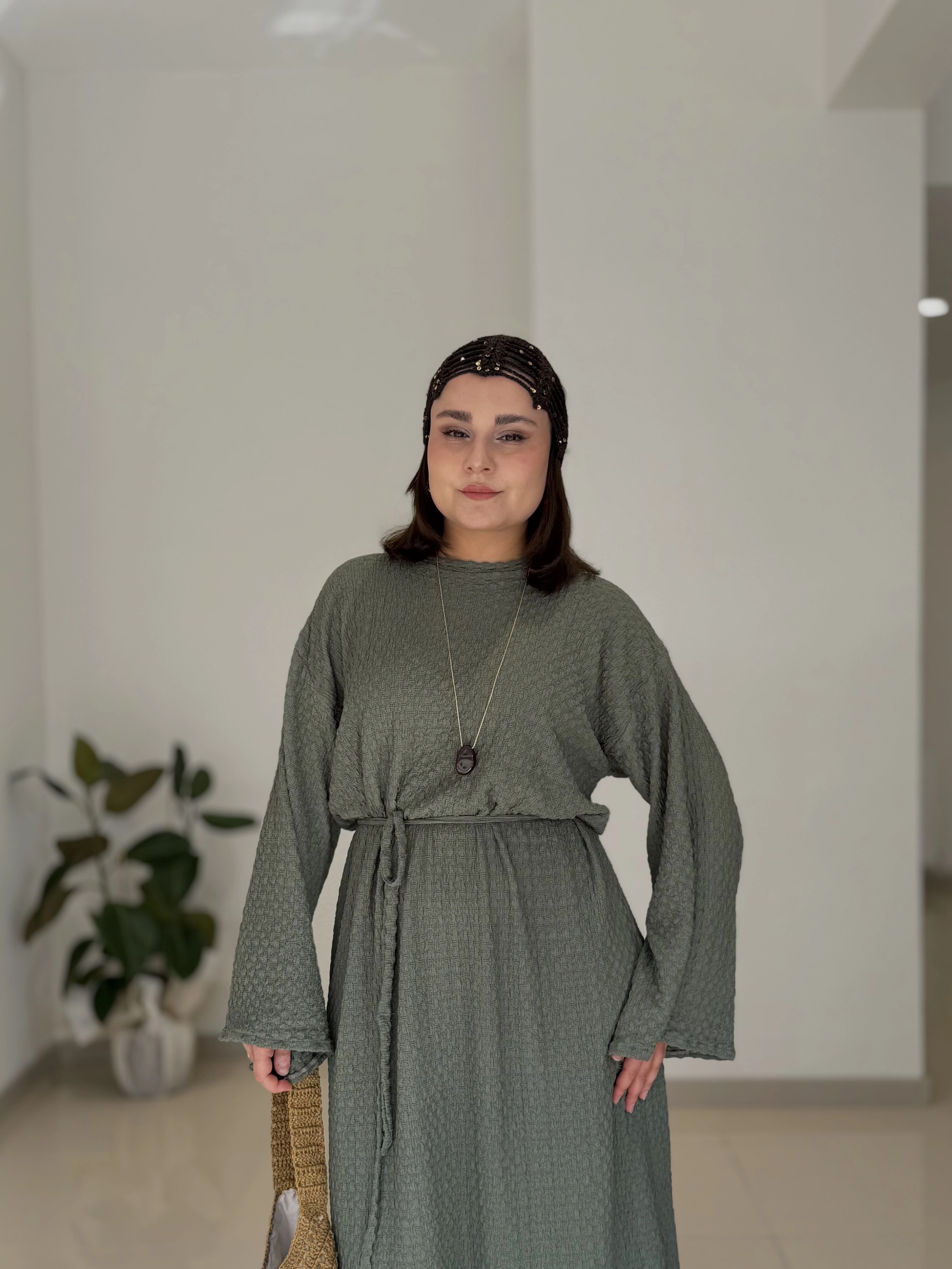DOKULU KEMERLİ UZUN SALAŞ ELBİSE - ÇAĞLA YEŞİL