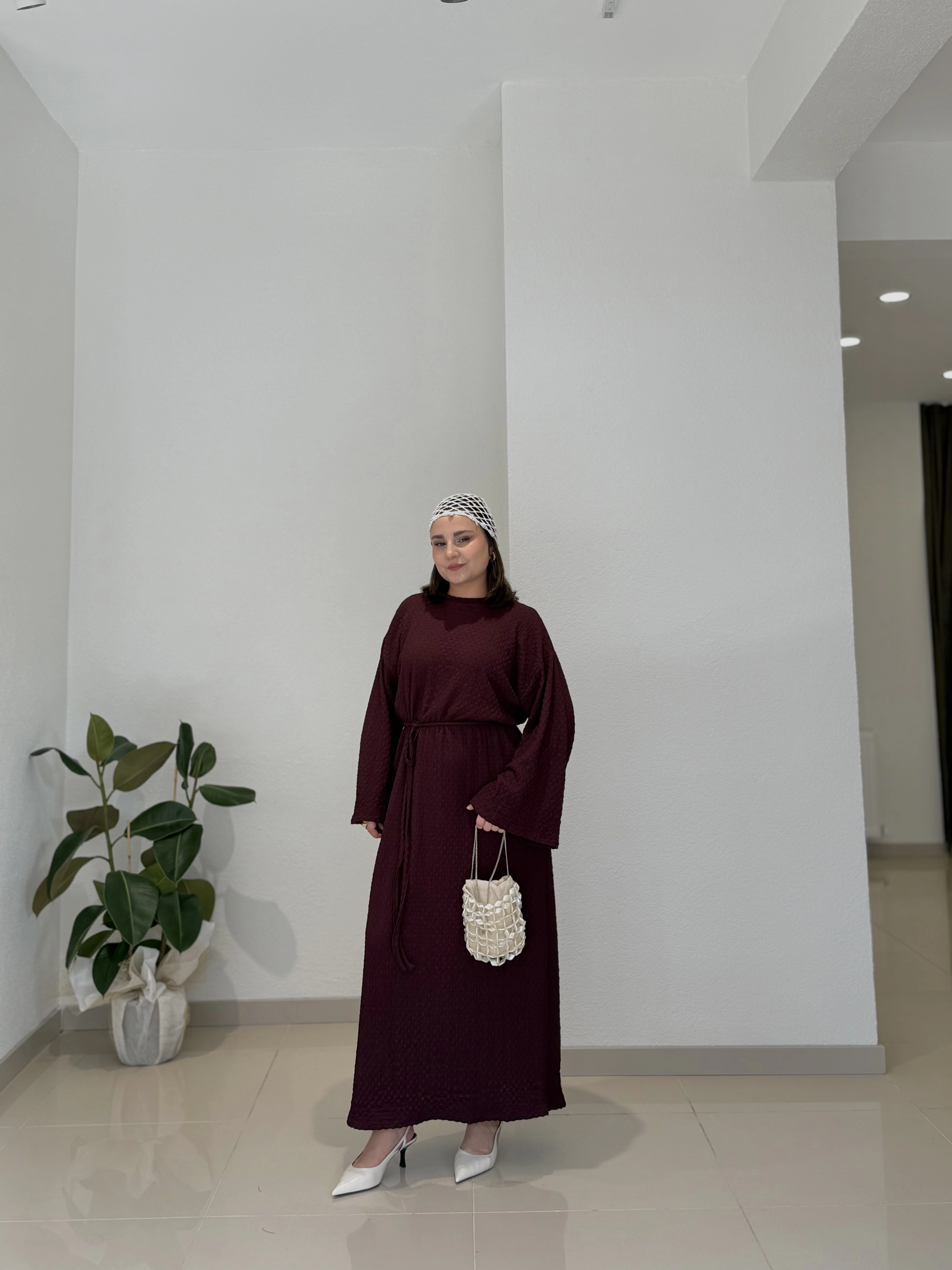 DOKULU KEMERLİ UZUN SALAŞ ELBİSE - MÜRDÜM
