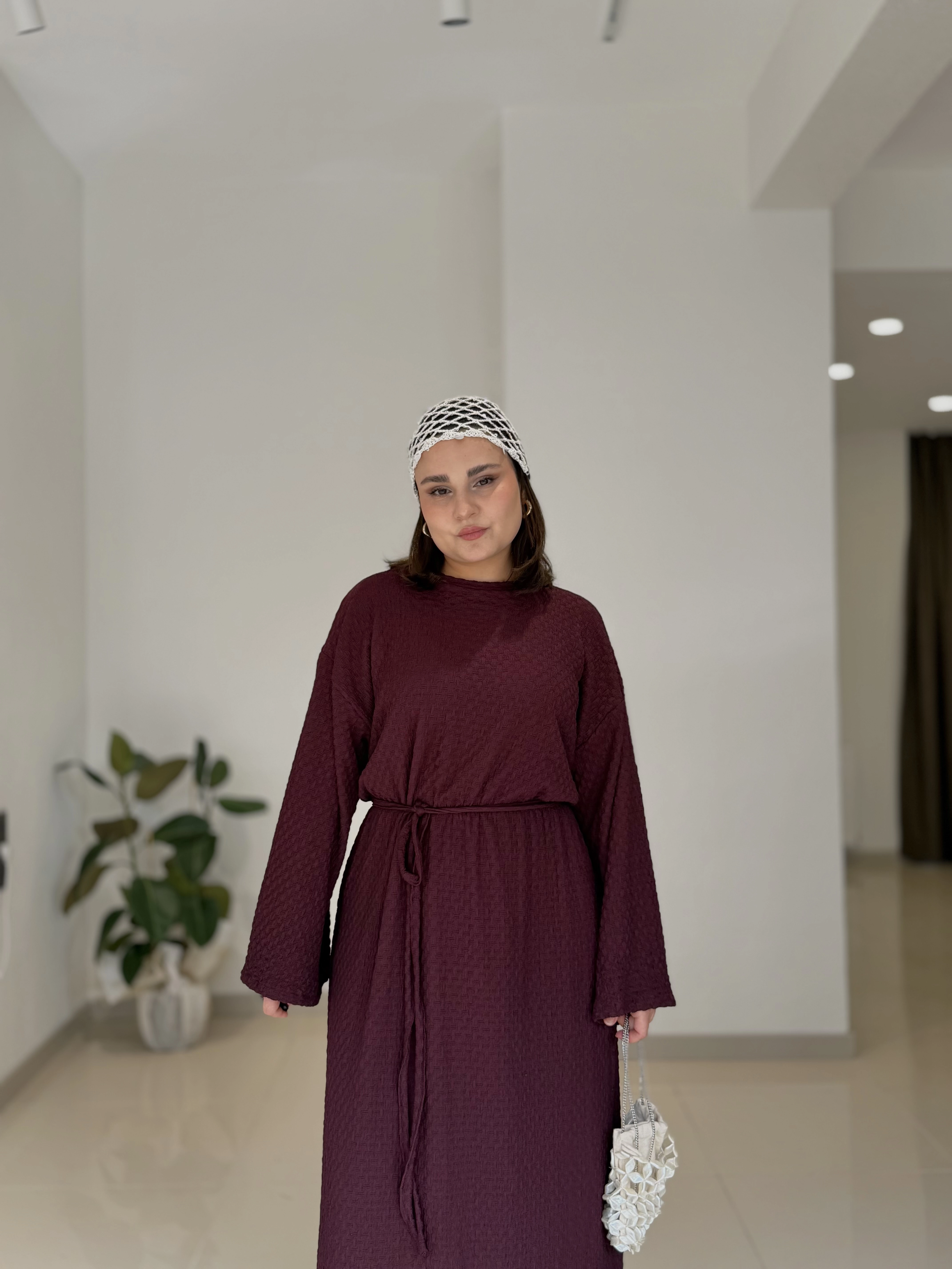 DOKULU KEMERLİ UZUN SALAŞ ELBİSE - MÜRDÜM
