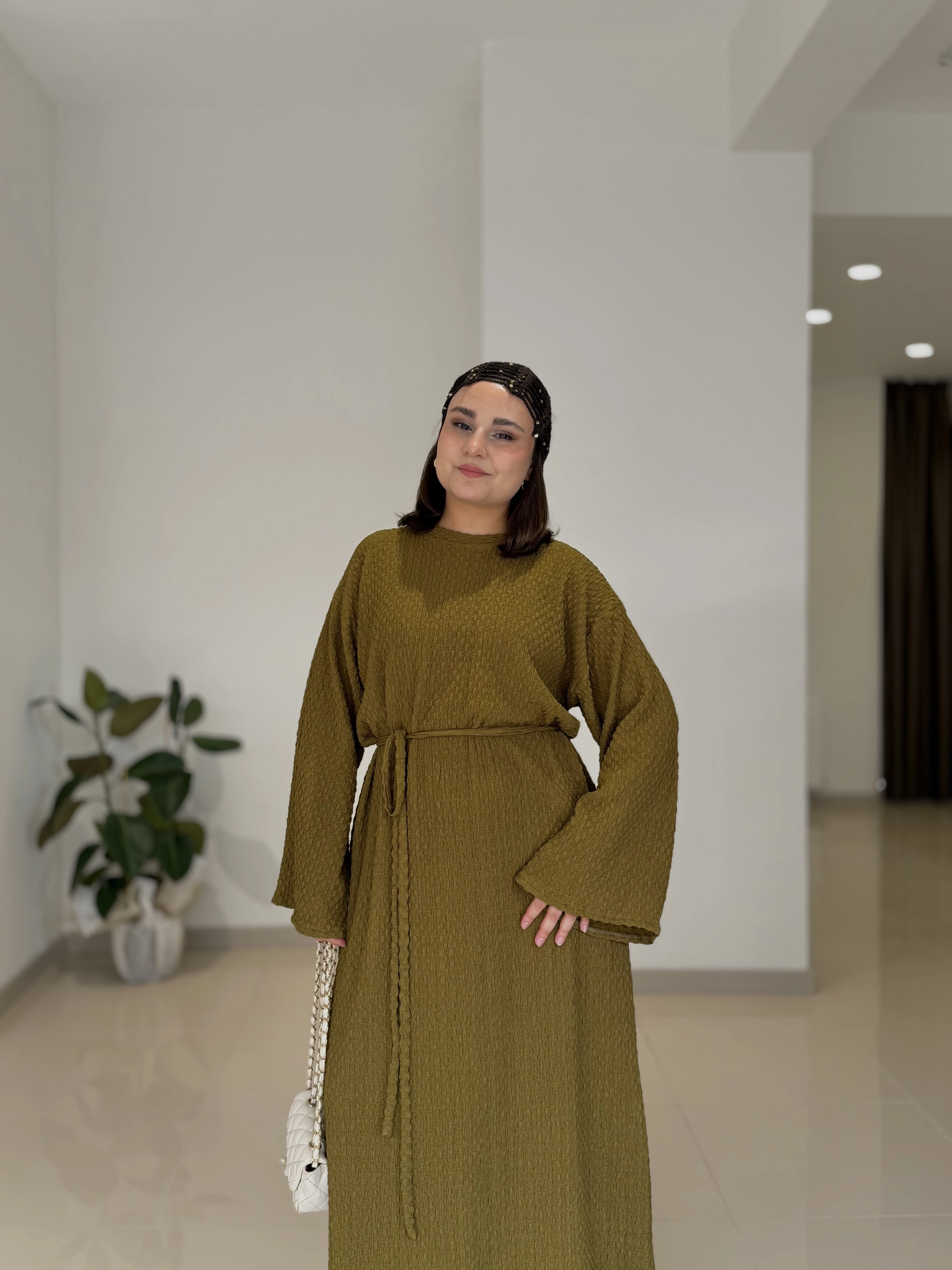 DOKULU KEMERLİ UZUN SALAŞ ELBİSE - YAĞ YEŞİLİ