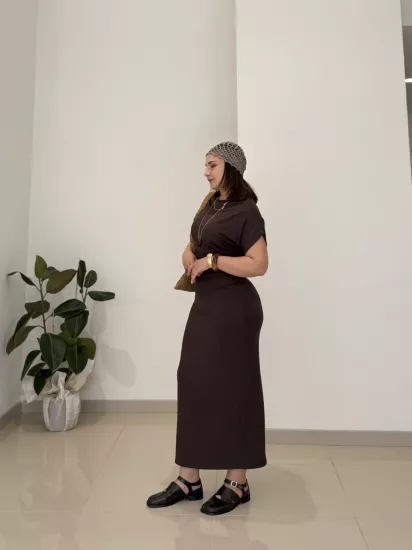 DRAPELİ YIRTMAÇLI MİDİ ELBİSE